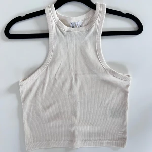 Cremefärgat ribbat linne - Ett crèmefärgat ribbat linne från H&M 🤍  Storlek S och sann till storleken! Säljer pga att det inte kommit till användning.  Längd: 44 cm