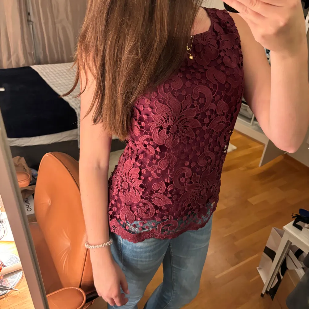 Säljer ett supervackert vinrött spetslinne. Det är ärmlöst och har ett fint blommigt mönster. Perfekt för en festlig kväll eller en somrig dag. Linnet är i nyskick och passar perfekt till jeans eller kjol. Hör av dig vid intresse!. Yläosat.