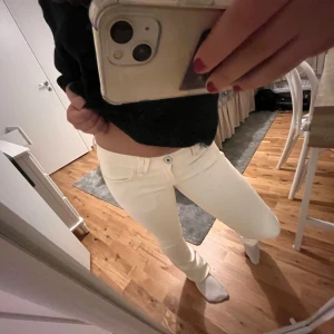 Vita lågmidjade Jeans  - Fina och enkla, storlek 27💕