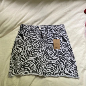 Zebra kjol - Dragkedjan är sönder därav priset men går säker att laga💓