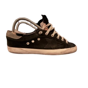 Golden goose - Ett par fräscha golden goose för endast 1550!!!!(STEAL) Skick 8/10 Vid frågor är det bara att höra av sig!! Tvärrr fetaaa