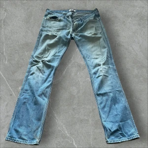 Acne jeans  - Skit snygga jeans från acne! Storleken är 33/32 och passformen är lite lösare. Mycket slitningar men alla är snygga! 