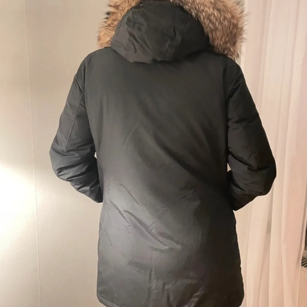 Säljer en nästan helt ny woolrich jacka för endast 1000kr. Modell dam storlek M. Extra knappar medföljer. Originalpris 9000kr. Jackor.