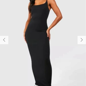 Svart klänning - Lång svart sommar klänning.  Bilderna är tagna men skicka pm om du vill ha att jag skickar fler!  Skicket är som nytt. 