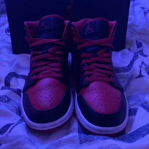  Jordans - Säljer mina Jordans för inget intresse i dom. Har använt de 3 gånger och ser helt nya ut inget fel med dem går att pruta. Skriv för intresse eller mer info 