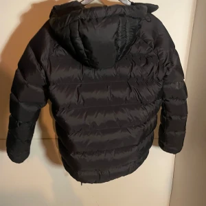 Peak performance Jacka - Säljer min peak performance jacka, ny priset på denna ligger på 3000 och säljer nu bara för 1500. Finns ett litet hål som visas på bild 4 men annars är jacka i perfekt skick.