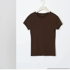 Soft touch top - Gina tricot - Brun soft touch top från Gina tricot, nyskick pga. Aldrig använd, säljes då jag beställde två olika storlekar. Pris kan diskuteras 💕nytt pris: 170kr, mitt pris: 140kr