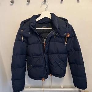 Ralph lauren Jacka - Mörk blå Ralph Lauren jacka, super fint skick, endast lite slitet på dragkedjan! Passar perfekt nu till vintern, nypris ca 5000