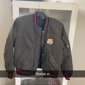 Bomberjacka  - I bra skick och skönt material 