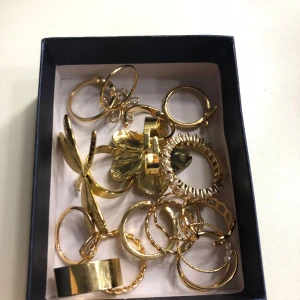 Ringar - Olika guldringar, oklart vart alla är ifrån men dem flesta är aldrig använda!