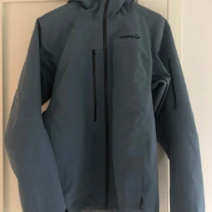 Norrona Roldal dam - Norrona Roldal skidjacka i dammodell. Material Gore-tex  Strl L  Obetydligt använd - som ny