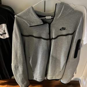 Grå nike tech tracksuit (hoodie & mjukbyxor) Storlek M