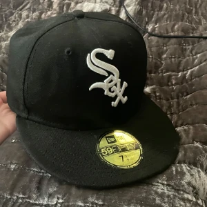 Svart Red sox keps - New gen svart black sox keps jag brukade använda förut men inte längre den är i bra skick men milt smutsig på baksidan 