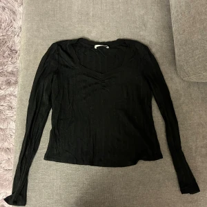 Svart topp - Säljer denna ribbade toppen från Mango i storlek M, bra skick💕