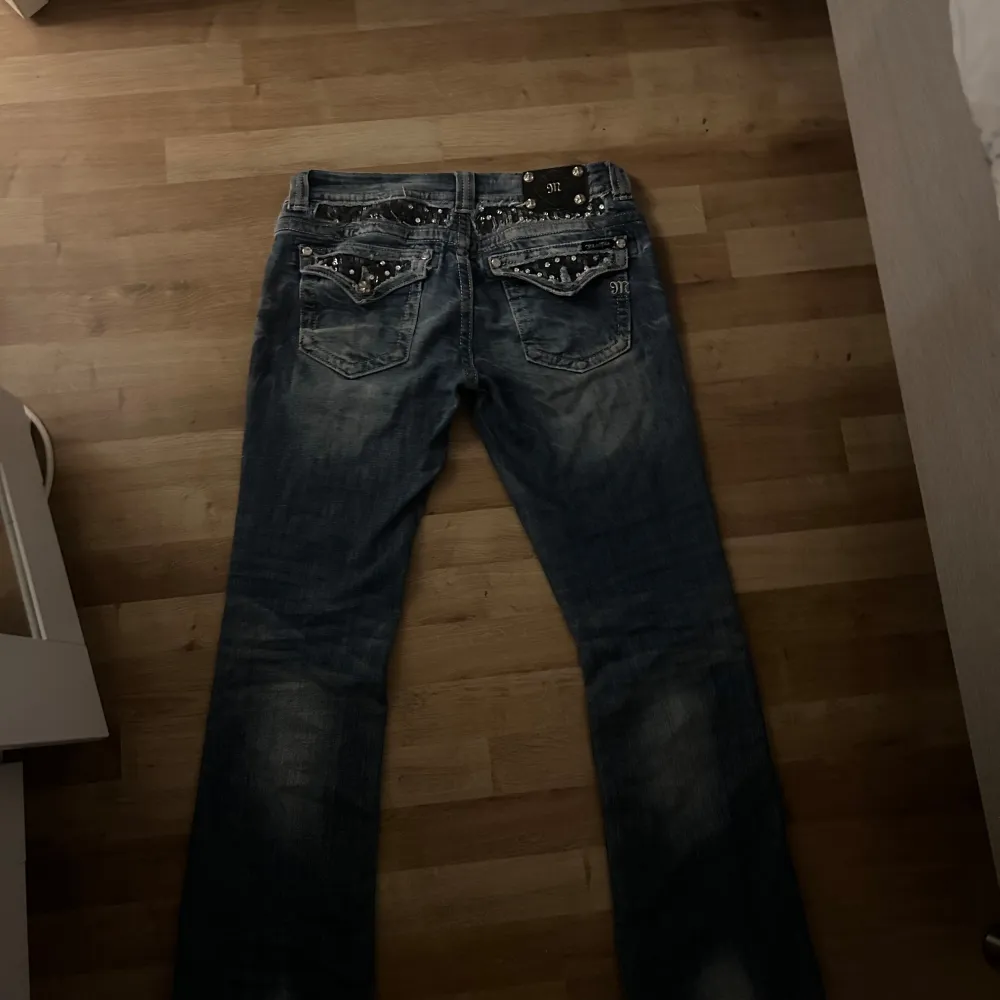 Super fina miss me jeans, inga defekter. Saknas en knapp på höger bakre ficka. Midjemått: 42 cm rakt över Innerbenslängd: 77 cm  Skriv om ni har fler frågor 💘. Jeans & Byxor.