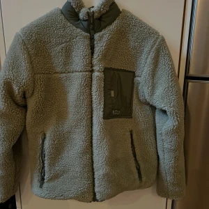 Teddy jacka - Teddyjacka från bershka. Helt ny!! Superskön. Storlek XS men passar även S