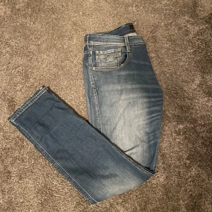 Replay Anbass Jeans - Super fint skick!!  Inte använda så mycket så inga defekter  Köpta på zalando.  De är blåa, färgen syntes lite sådär på bilden.  