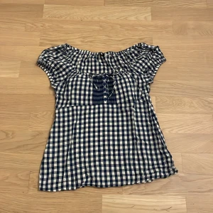 Blå vit rutig blus - Blå vit rutig blus från h&m. Blusen har fin uringning och en söt rosett med knappar under! Mycket bra skick😊❤️