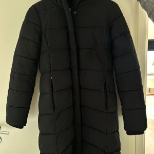 Lång vinterjacka - Lång vinterjacka , finns två skavanker därav priset annars i bra skick.