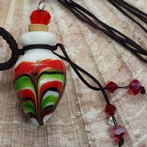 Unik målad & pyntad flaska i porslin/glas - Målad & pyntad flaska (ca 4cm) i porslin/glas, ställbart band 48-65cm. Ha den som halsband, backspegelshänge, eller prydnad, fyll med parfym. Titta igenom mina upplagda & köp fler saker i bundle för att spara på frakt & få allt du köpt i samma paket 