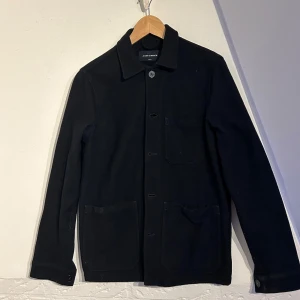 Overshirt Jacka - Overshirt från A day’s March.  Den har används en del men fortfarande i fint skick. Storlek: S