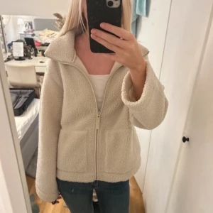 Teddy jacka hm - jacka i pile  - Aldrig använd, lappen kvar. Slutsåld på hm. Ganska små i storleken så L motsvarar M osv. Har tre st i M, L och XL. Första bilden är när jag har på mig storlek L.