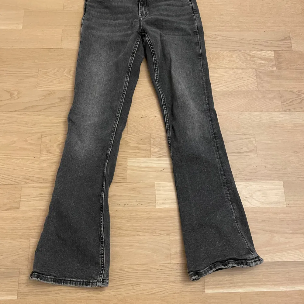 Ett par snygga svart/gråa jeans med passformen bootcut. Trendiga och populär!😁💕 De har dock lite slitningar nere vid slutet av benen, ska påminnas om att modellen var så när de köptes men lite har kommit efter tiden.. Farkut & Housut.