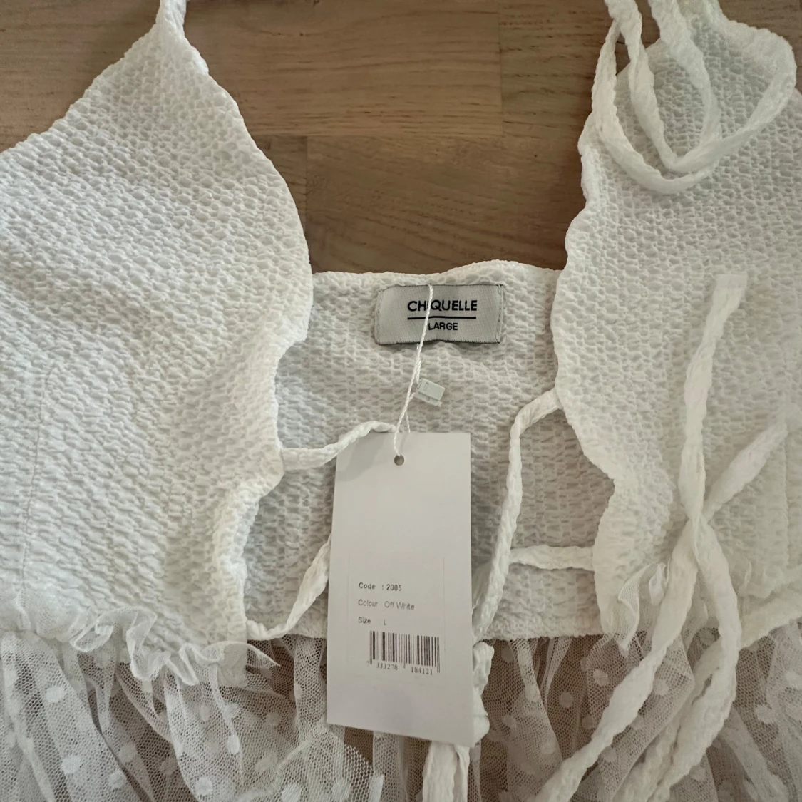 Vit topp med spetsdetaljer från Chiquelle - 91