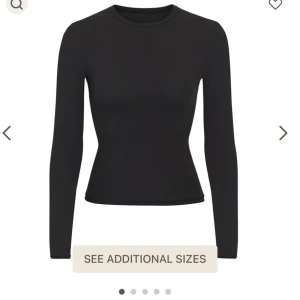 Skims tröja - Säljer min skims fits everybody tröja då den inte kommer till användning. Använd ca 3 ggr vid kortare tillfällen☺️. Nypris 766kr mitt pris 450kr