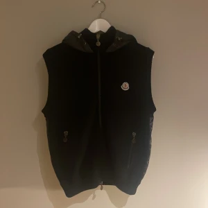 Moncler tricot väst - Riktigt schysst och unik moncler tricot väst som är varm och go nu inför kallare väder. Storlek L men passar S-M, modellen är 180, 67kg. Skick 9/10. Nypris 10 000.