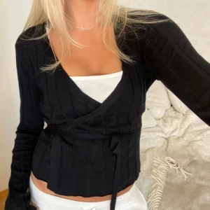 Omlottskofta  - Svart omlottskofta som sitter tajt, bra skick knappast använd passar xs-m 