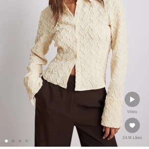 Blus från NA-KD  - Säljer denna blusen från nakd i storlek 38. Den är använd en gång och sen aldrig kommit till användning någon mer gång och därför jag säljer den! Super fin och ser ut som ny! Nypris 549 