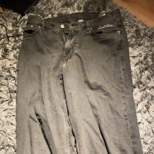 jeans - mörka baggy jeans