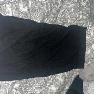 Svart kjol - Ribbad midi kjol från ONLY med slits. Mellan lång men väldigt fin. För liten för mig men så fin och söt. Betalning sker via swish ❤️