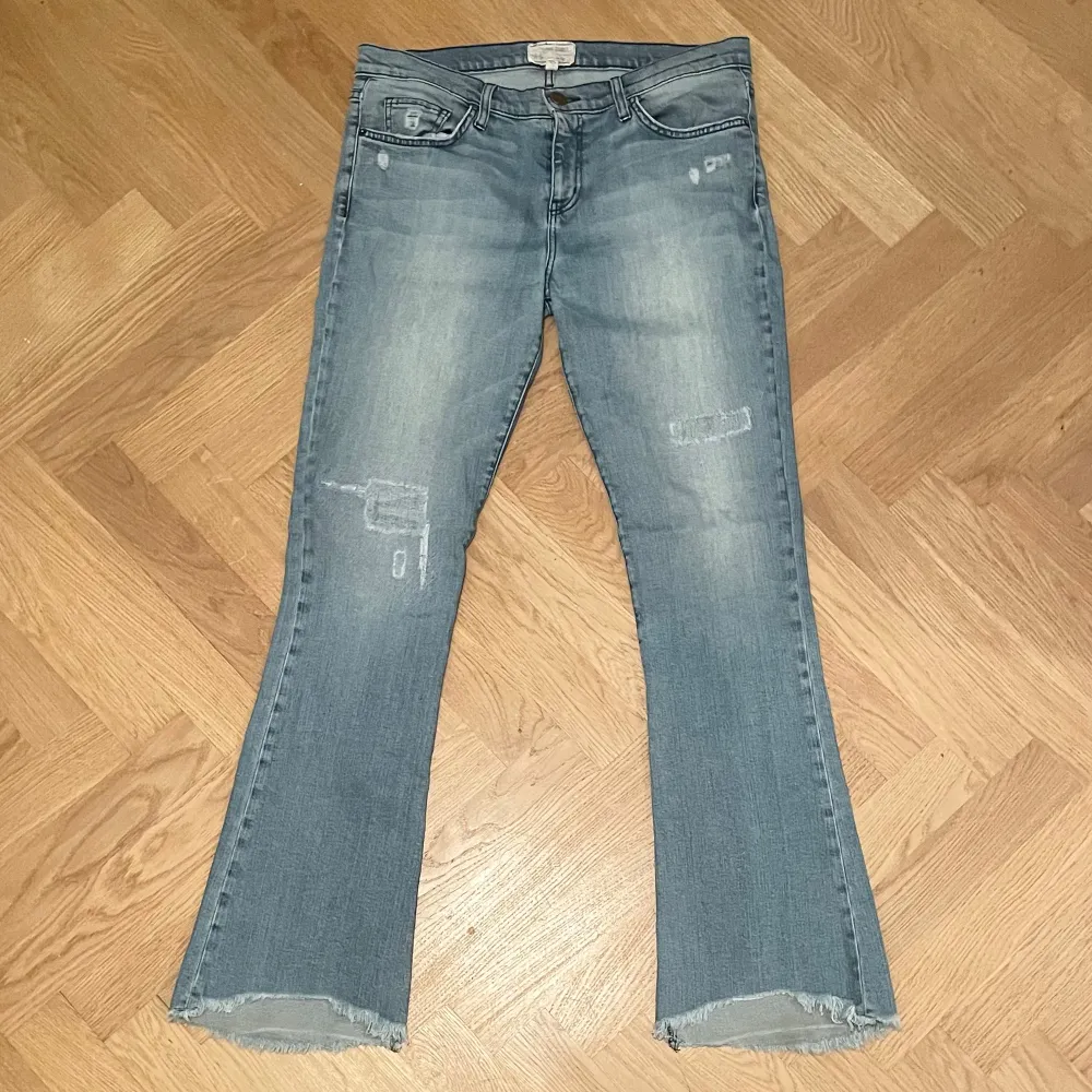 Vintage jeans från Current Elliot köpta i Los Angeles. Supersnygg tvätt och stretch material. Kostar ca. 4000 Mått Midja ca 43cm Inre benlängd ca 78cm Yttre benlängd ca 108cm Vidd längst ner ca 25cm. Jeans & Byxor.