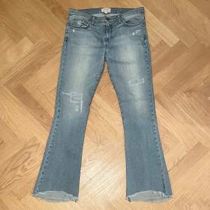 Vintage jeans från Current Elliot köpta i Los Angeles. Supersnygg tvätt och stretch material. Kostar ca. 4000 Mått Midja ca 43cm Inre benlängd ca 78cm Yttre benlängd ca 108cm Vidd längst ner ca 25cm