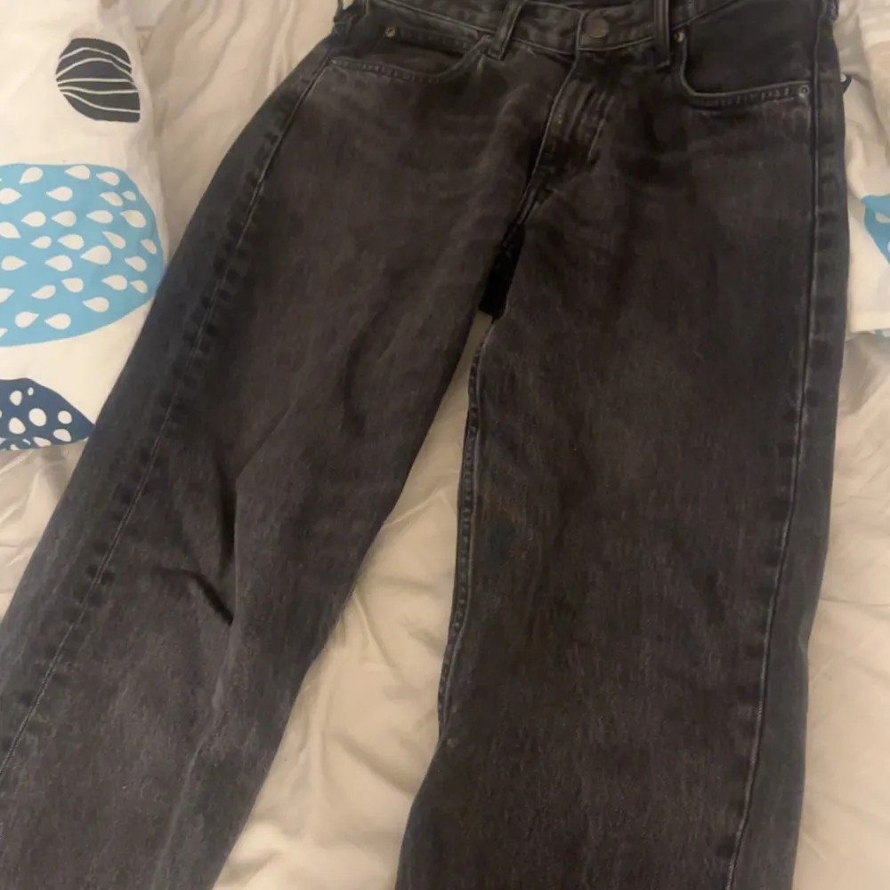 Säljer nu mina mörk gråa jeans, nyskick bara testade. . Jeans & Byxor.