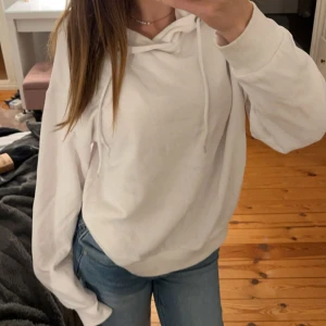 Hoodie - Basic vit hoodie som passar till allt. Endast använd 1 gång. 