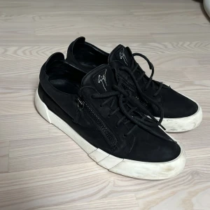 giuseppe zanotti skor  - Säljer just nu dessa riktigt feta Giuseppe Zanotti skor då dom inte passar. Skorna är i riktigt bra skick bara lite smutsig annars är de inga större defekter, hör av er vid intresse mer bilder och info skriv! 