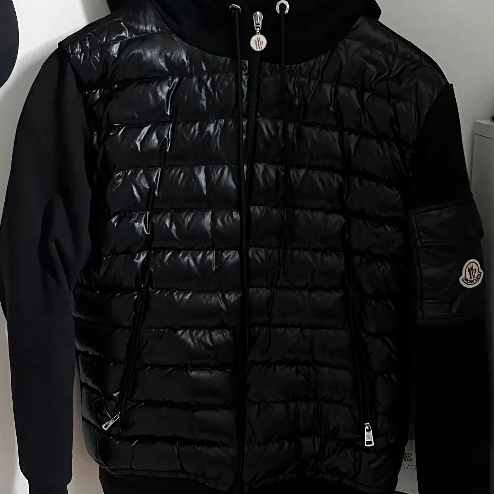 Tja. Säljer nu denna feta Moncler cardigan. Den är endast använd ett fåtal gånger men säljer den nu eftersom att den inte kommer till användning.. Jackor.