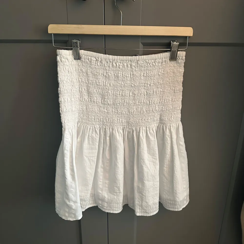 En vit vanlig kjol som är fin till vardags. Basic men fin kjol som man kan styla till en lite mer uppklädd topp eller efter stranden till en bikini!. Hameet.