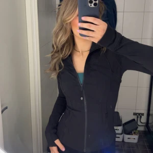 Lululemon define jacket - Säljer min superfina Lululemon Define Jacket i superfint skick💕 är använd några gånger så har ej prislappen kvar som på bilden men den ser fortfarande så gott som ny ut! Nypris ca 1.280kr 