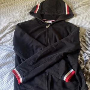 Moncler Zip hoodie - Säljer denna då den knappt kommer till användning längre , Bra skick inget slitet på den  (Äkta) Storlek Xs men passar s helt perfekt ! Passar både Kill och tjejer , Köpte den runt 4000 säljer den nu för 2000.