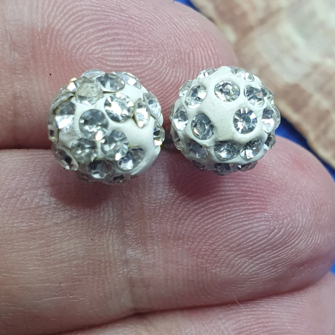 Örhängen - Glittrande kulor i vitt - 90