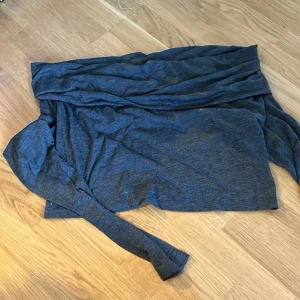 Tröja  - Går över axlarna grå