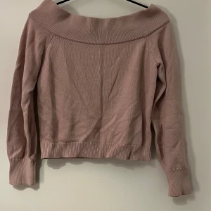 Rosa offshoulder tröja - Säljer en superfin rosa offshoulder tröja som är perfekt för både vardag och fest. Den är stickad och har långa ärmar med ribbade muddar. Passar perfekt till höst 💖