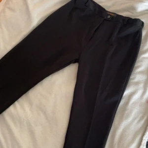 kostymbyxor  - finns ingen storlek på byxorna men Beninnerlängd 73cm och midjemått 40, lite korta på mig som är 170 cm, passar dig som är S-M