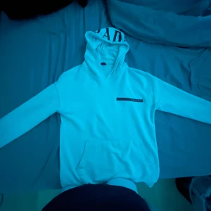 Prada hoodie - prata hoodie storlek M inget fel på den säls för har vuxit ur den.  pris kan sänkas vid snabb affär
