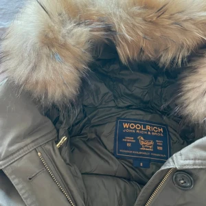 Woolrich jacka - Vinterjacka från Woolrich. Går att använda som två olika jackor, eftersom den yttre delen är avtagbar.  Jackan är i fint skick. Köpt för 8800 kr