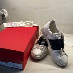 Valentino opens  - Dem är i helt okej skick. säljer dem för de är för små. 